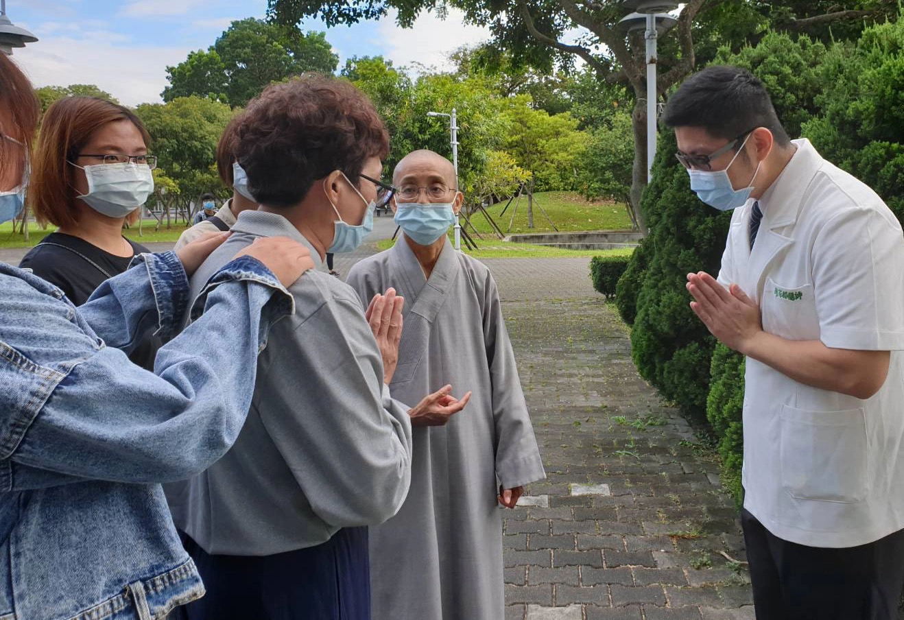 無語良師吳劉亂老師的女兒吳秋金也感謝前來家訪的廖家麟醫師,全家人都感受到了廖醫師的用心與貼心,相信媽媽也會很開心。