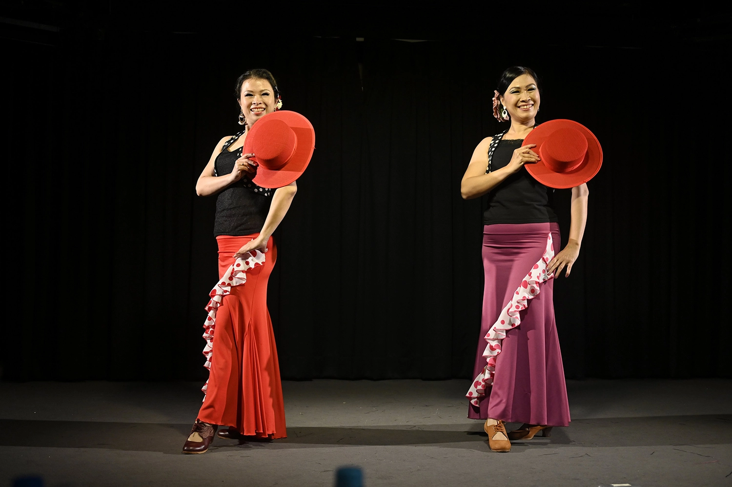 團長吳宛樺(右)「Guapa y Guapa」佛朗明哥舞蹈熱情洋溢,獲得台下愛波姊妹們好評。
