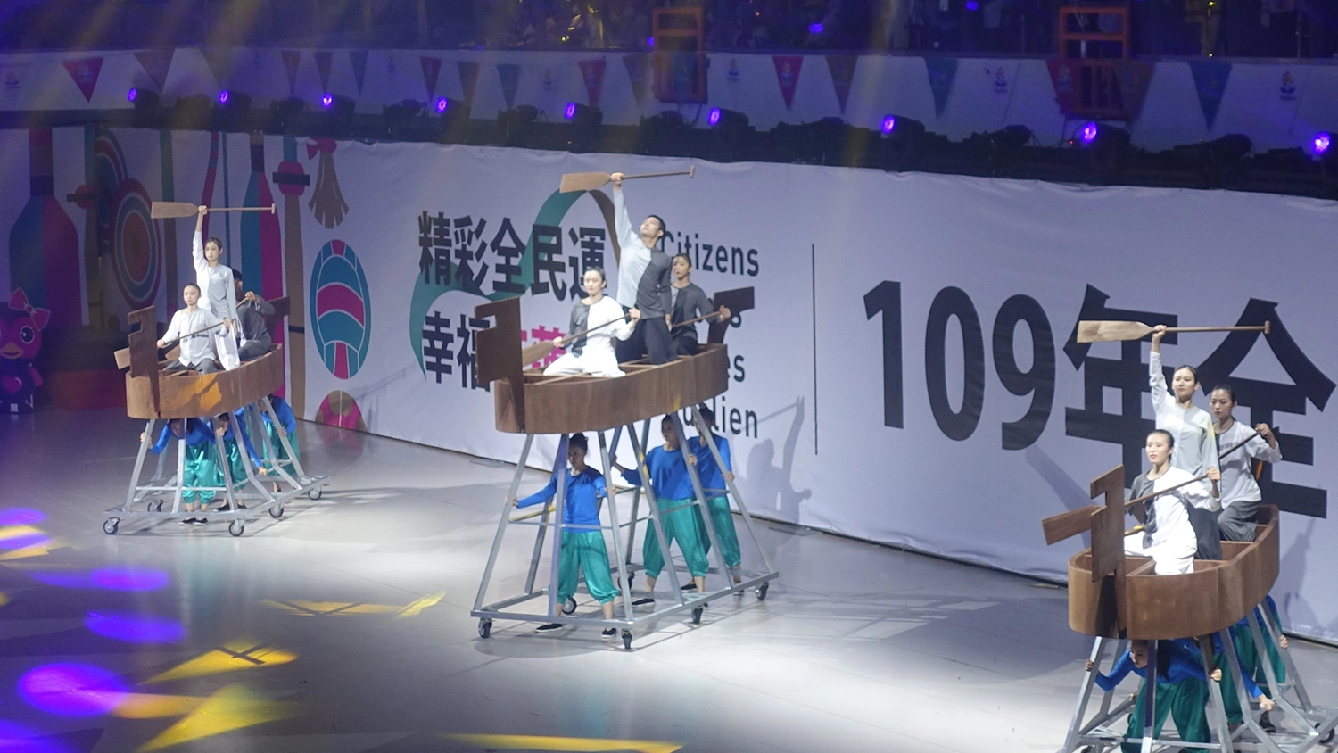 開幕表演「舞槳划舟賽競速」結合「龍舟」與「直排輪」兩項花蓮當地運動強項,以舞蹈形式呈現「舞動花蓮」。(攝影:陳誼謙)