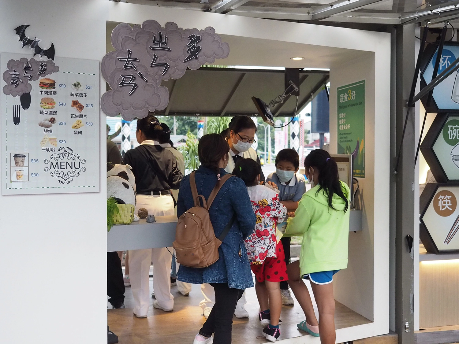 慈濟展出行動環保教育車,用闖關活動與科普知識,讓民眾感受到資源的得來不易。(攝影:陳冠霖)