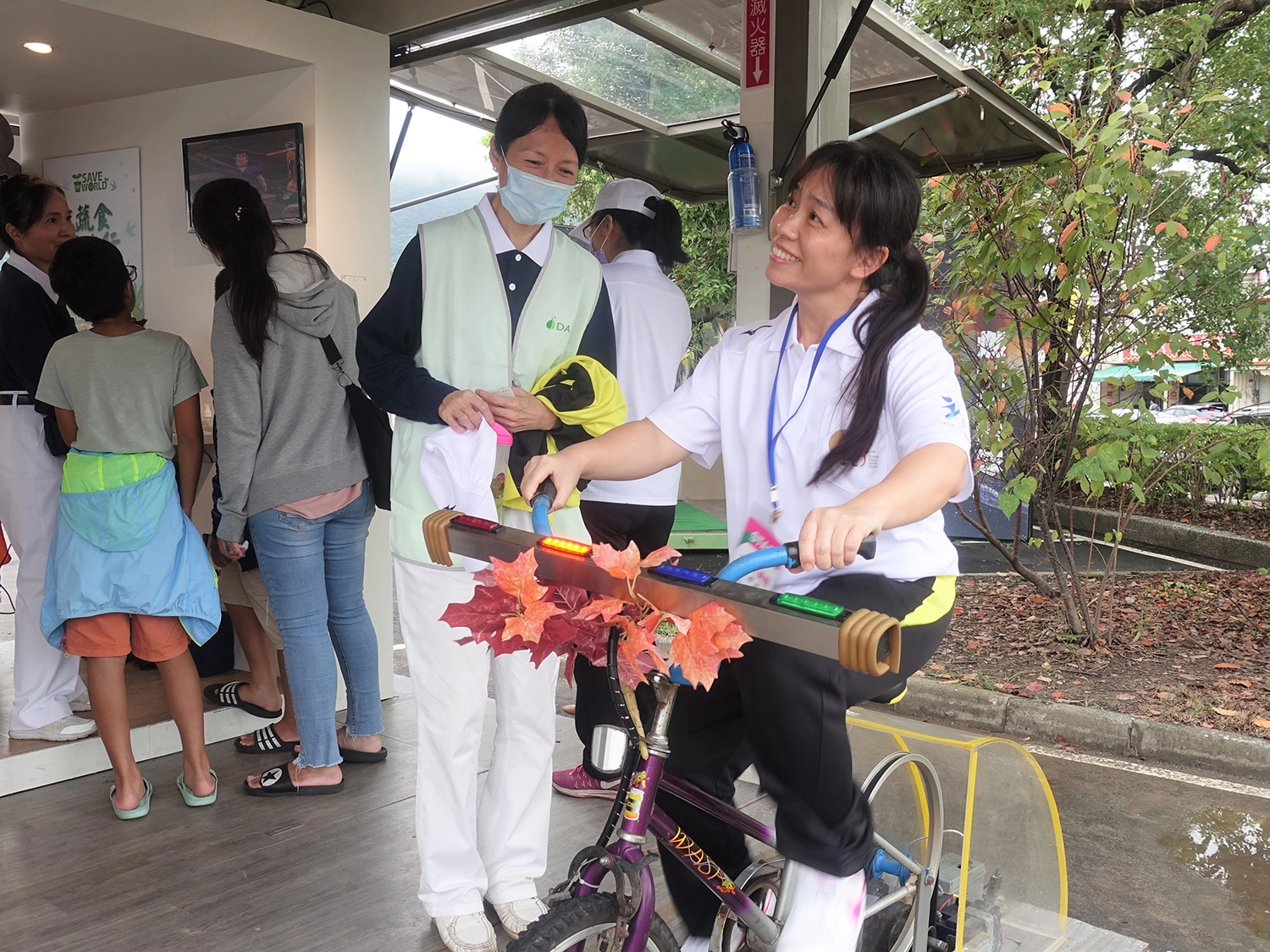 國小老師王姿方在闖關腳踏車發電體驗時,不到30秒就充飽電、闖關成功。(攝影:陳誼謙)