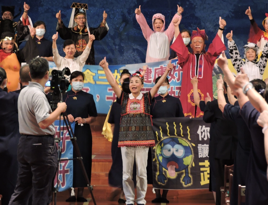 慈濟志工粉墨登場,新芽獎學金頒獎活動現場,也推廣齋戒茹素、蔬食防疫。