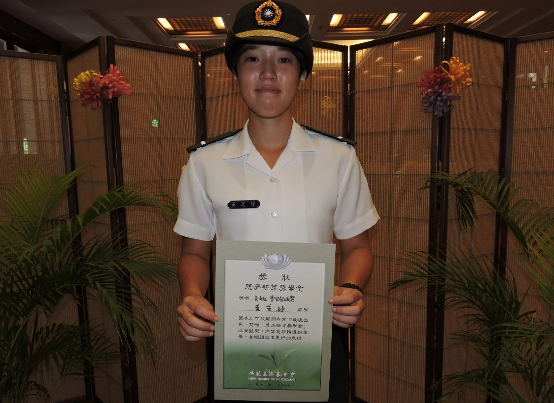 目前就讀高雄陸軍官校一年級國防理工組的黃芝婷,自幼稚園中班起學習跆拳道 至今不曾中斷,國中起連年獲得慈濟新芽獎學金的肯定。