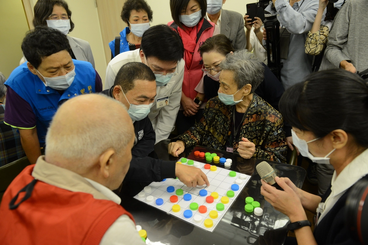 侯友宜市長與長者互動,了解台北慈濟社區長照機構為長輩提供的健康促進活動內容。