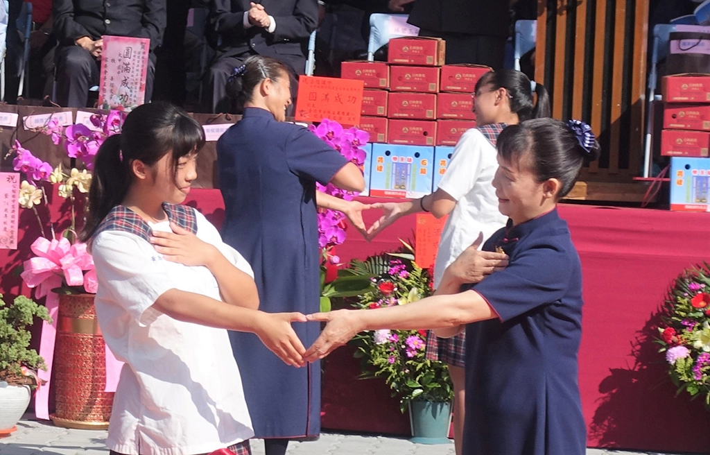公館國中學生與慈濟志工帶來手語表演〈陽光眷戀的地方〉:「多少汗水砌成一道牆,多少苦心聚成一個家…」。