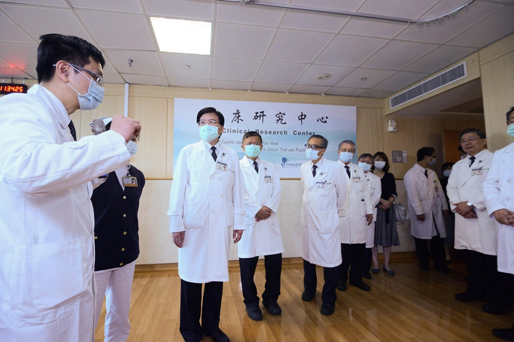 走訪臨床研究中心,夏和雄醫師說明未來在臨床上的應用。