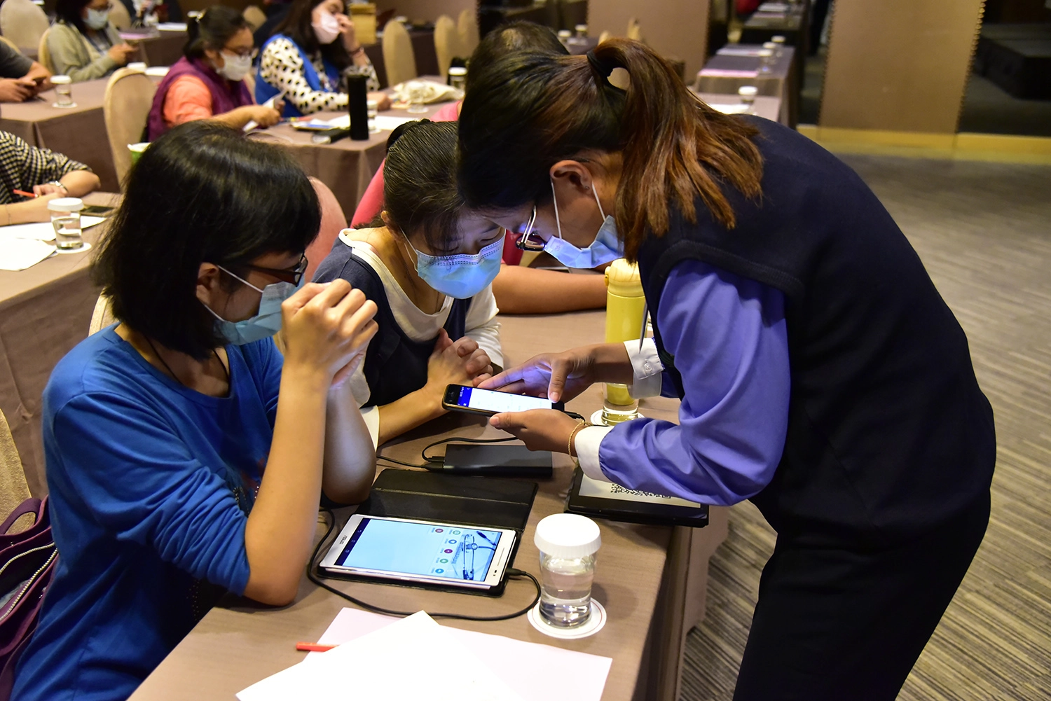 在研討會中,各院出院準備護理師、以及居家護理機構、安養護機構、機構是長照中心、A單位、輔具中心的代表建置APP帳號和密碼,一起為提升服務效能努力。