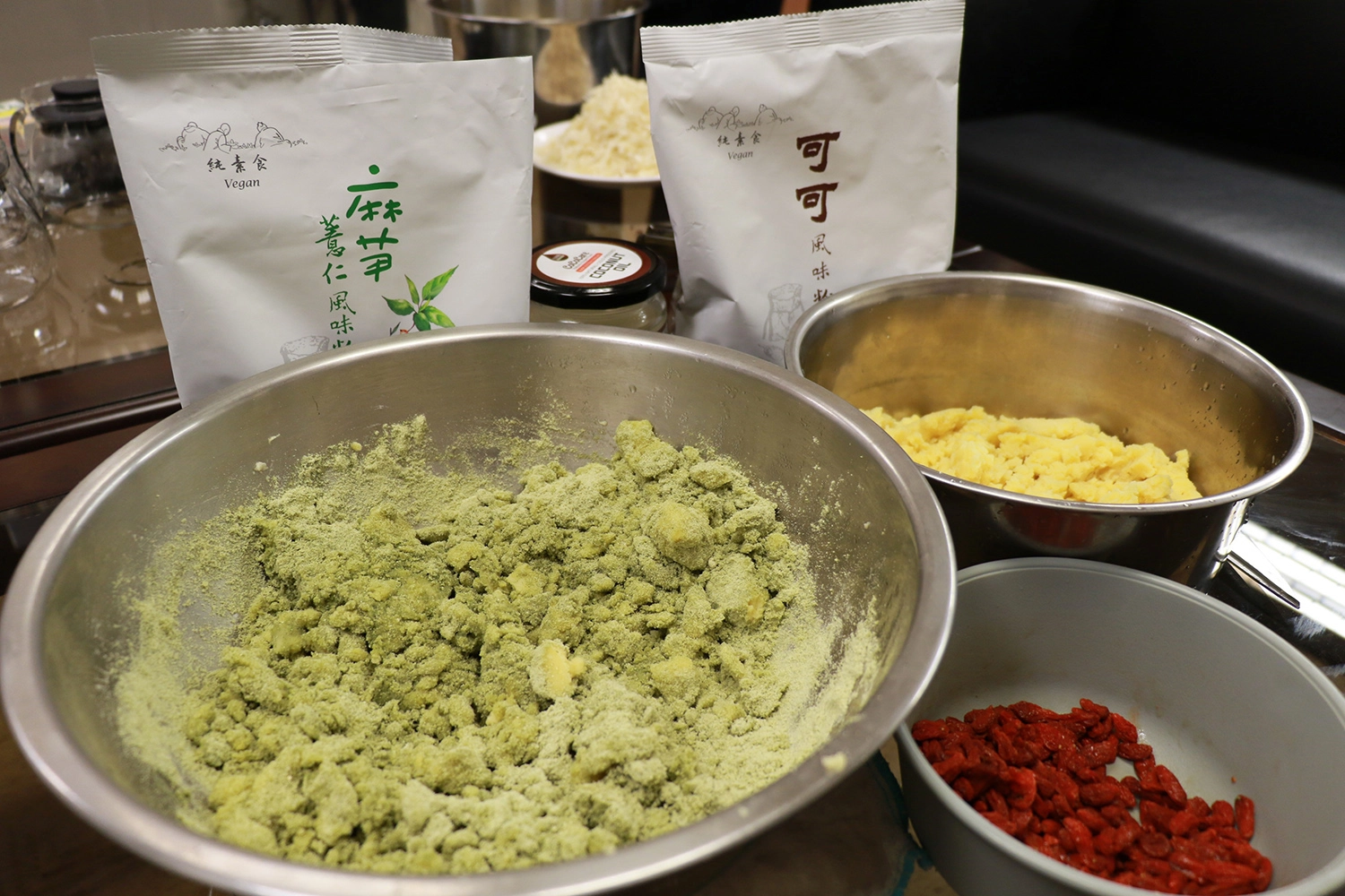 以綠豆仁製作的重陽糕,由失智據點長輩動手揉製成形。