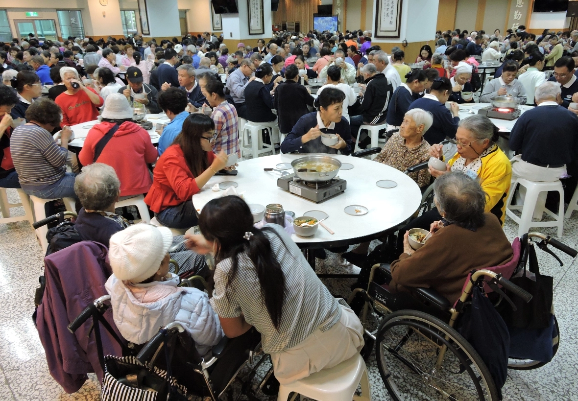 蔬食幸福共餐、壽桃發放祝福與會的「大寶貝」們,身心活躍、快樂生活。