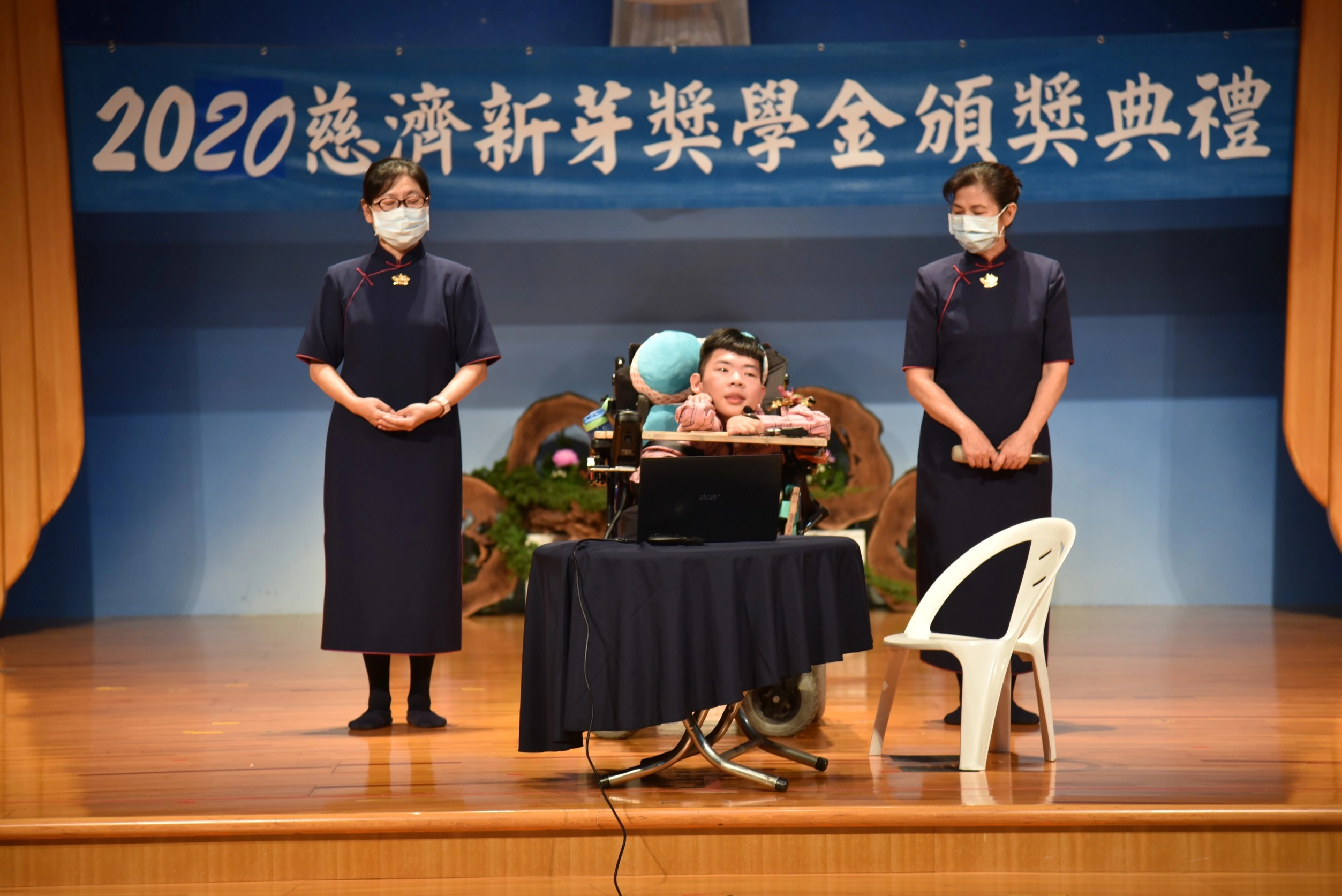宜蘭慈濟舉辦新芽獎學金頒獎典禮,「2020年總統教育奬」陳景維同學上台分享。(攝影:賴振豐)
