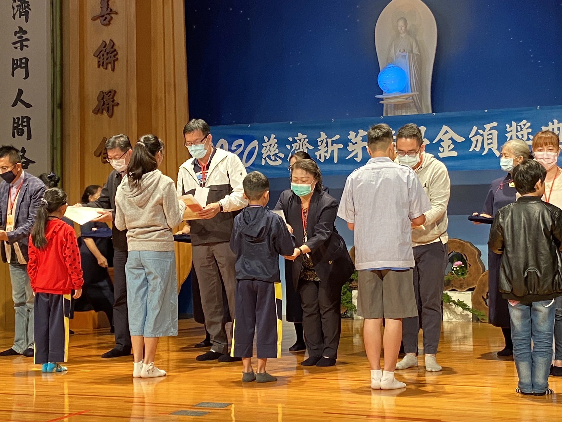 宜蘭慈濟舉辦2020年新芽獎學金頒獎典禮,10月24日在慈濟羅東聯絡處舉行。(攝影:黃綉鳳)