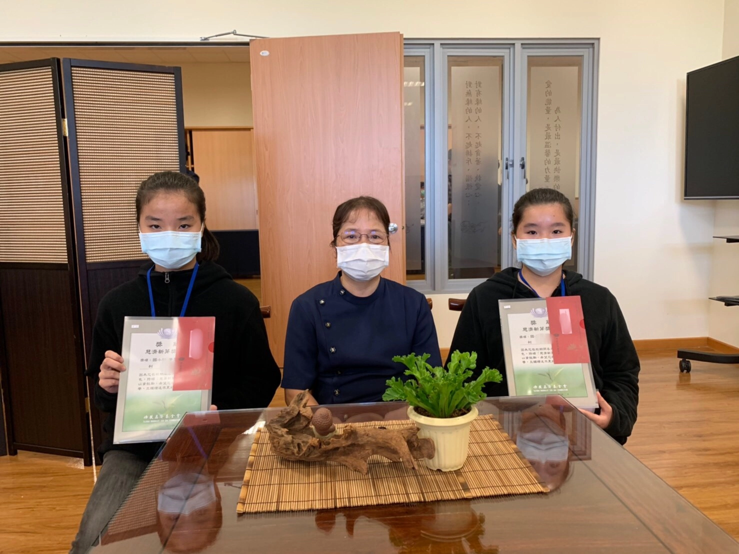 苗栗慈濟舉辦新芽獎學金頒獎典禮,利家雙胞胎姊妹獲獎。 (攝影:劉寶菊)