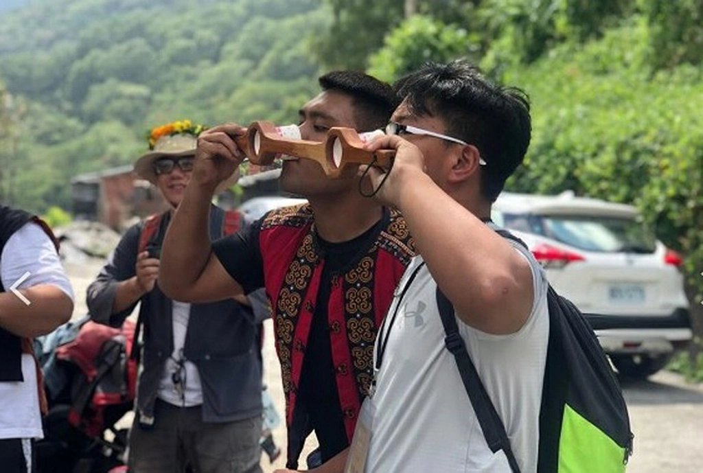 團隊示範連杯敬酒,教導大家認識排灣族特殊的生活器物。