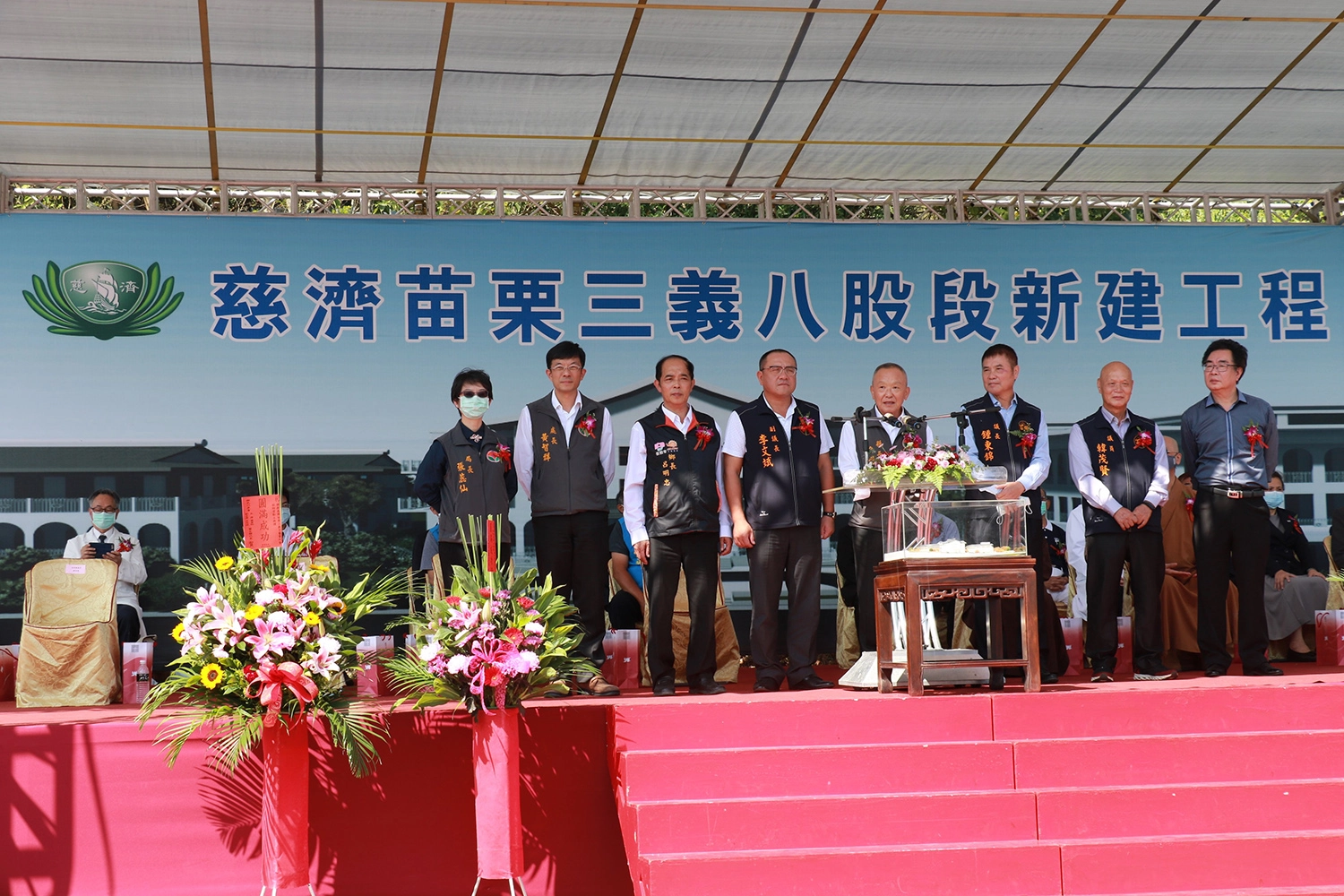 苗栗縣長徐耀昌(右四)與地方民代共同參與慈濟三義園區動土盛會。