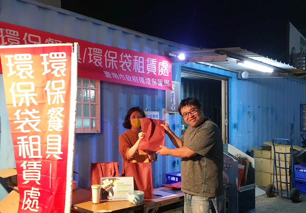 租借環保餐具的部份,消費者只需付押金200元,就可借得包含碗、杯、湯匙、筷子以及提袋等一整套餐具組。