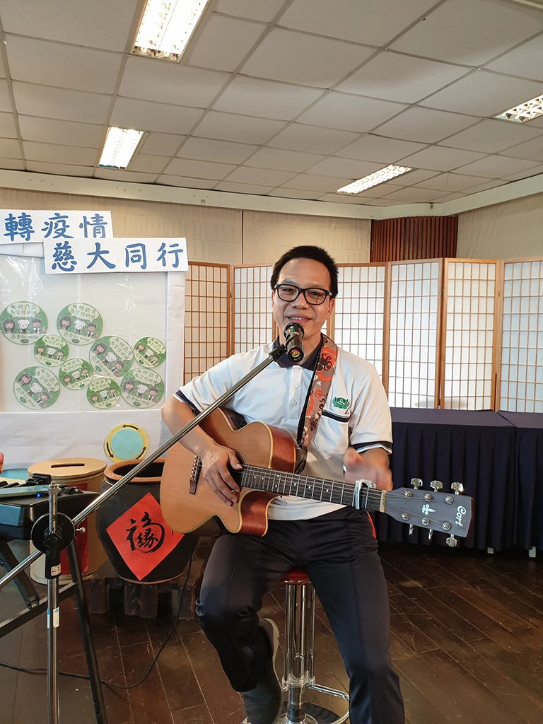 慈大同仁黃黎明,他也是一名創作歌手,在疫情期間有感而發創作了幾首歌,今天在「扭轉疫情,慈大同行」現場演唱「蔬食翻轉新生命」、「甲菜」等。