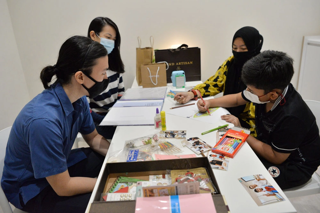 慈青課輔老師和學生一起製作相冊,寫上祝福語、貼上合照,在彼此心中留下美好的回憶。