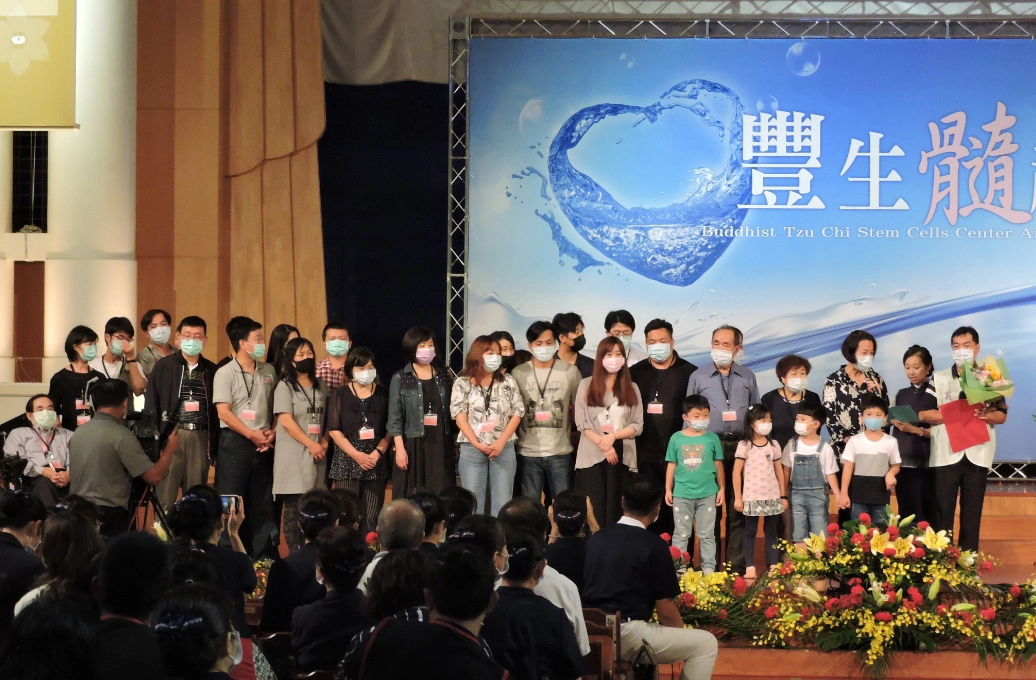 公開場其中一位受贈者,因為接受移植拾回家庭溫馨,整個家族出動34人,包了一部遊覽車來感謝捐贈者的救命之恩。