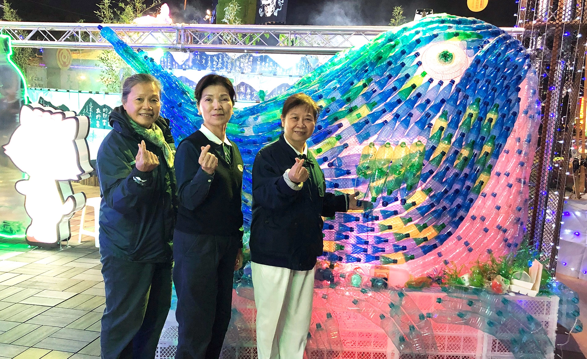 擅長行政規劃的合心 吳麗華師姊(圖中),回憶起2019年底參加燈會前,台中團隊既無經驗、無預算,又正值歲末祝福與農曆年即將到來最忙的時候,所幸團隊合和互協,從無到有難行能行、如期展出完美呈現。