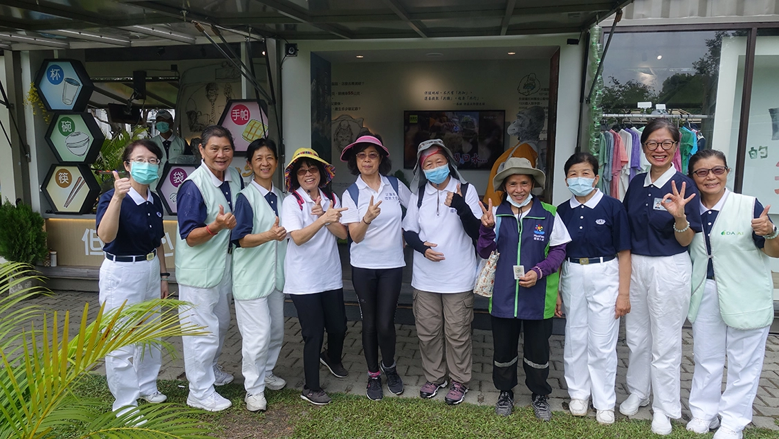 參訪「行動環保教育車」,每個人領到一張KoKo卡,一關關闖關。環教大使陳昭儀(左五)、陳昭聲(左四)覺得收穫很大。(圖為慈濟基金會提供)