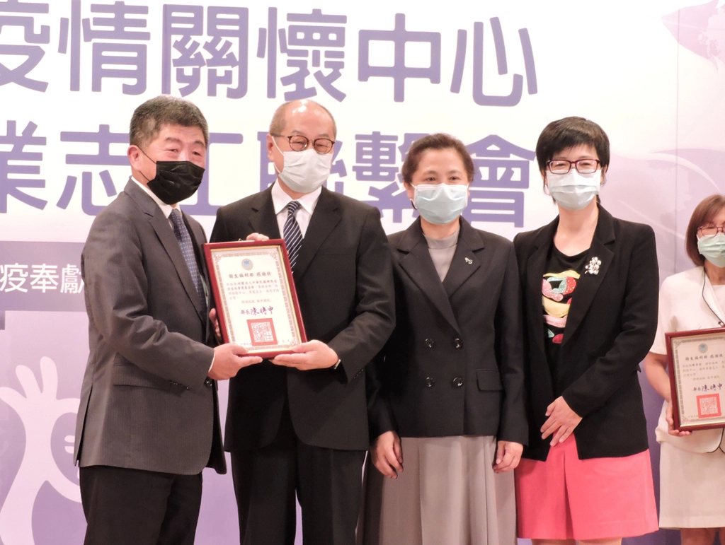 在配合政府落實防疫工作的團隊裡,「慈濟一直都在」展現守護臺灣的行動力,為社會祥和踏實付出。