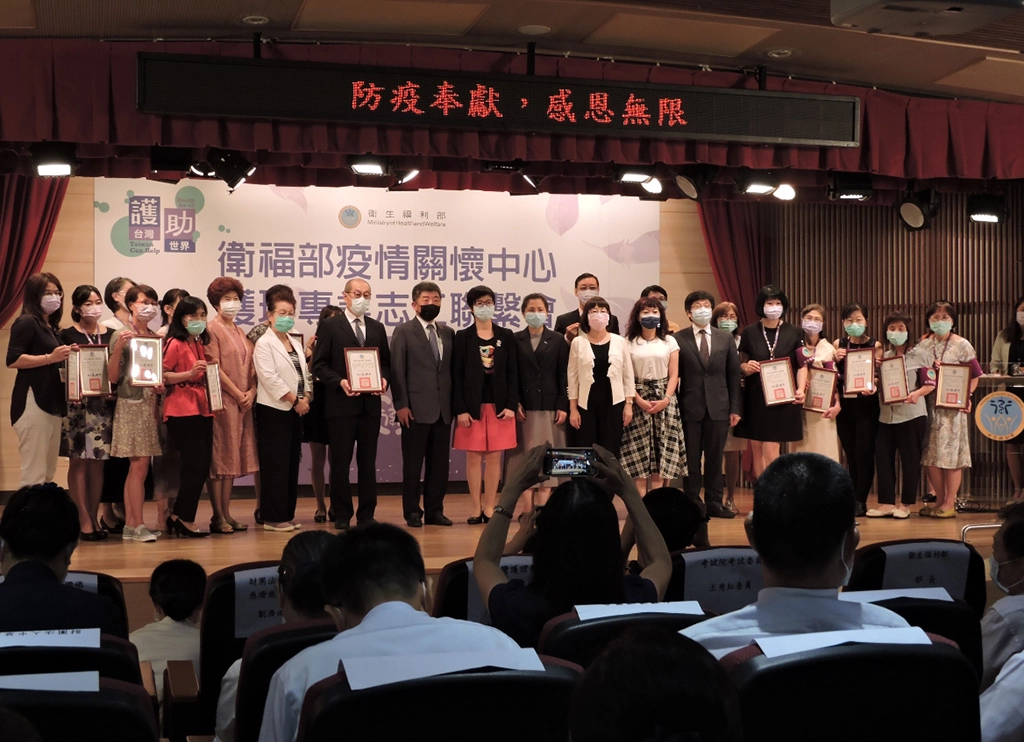 這群幕後英雄投入防疫志願工作,同時提醒民眾持續配合政府居家檢疫措施及防疫新生活。