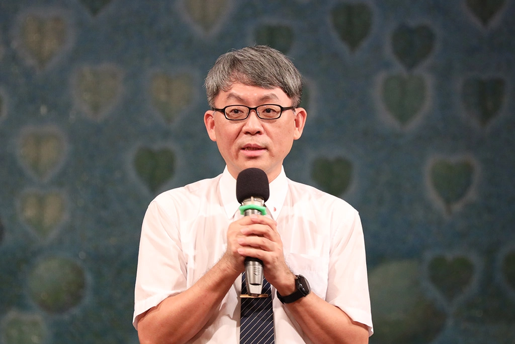 開營典禮上顏瑞鴻副校長致詞,大學之路同學要自己打開探索之門、寛容善解之門、內化以及感恩回饋之門,在師長同學的陪伴下展開學習之旅,將所學內化變成回饋的力量,奉獻給社會。