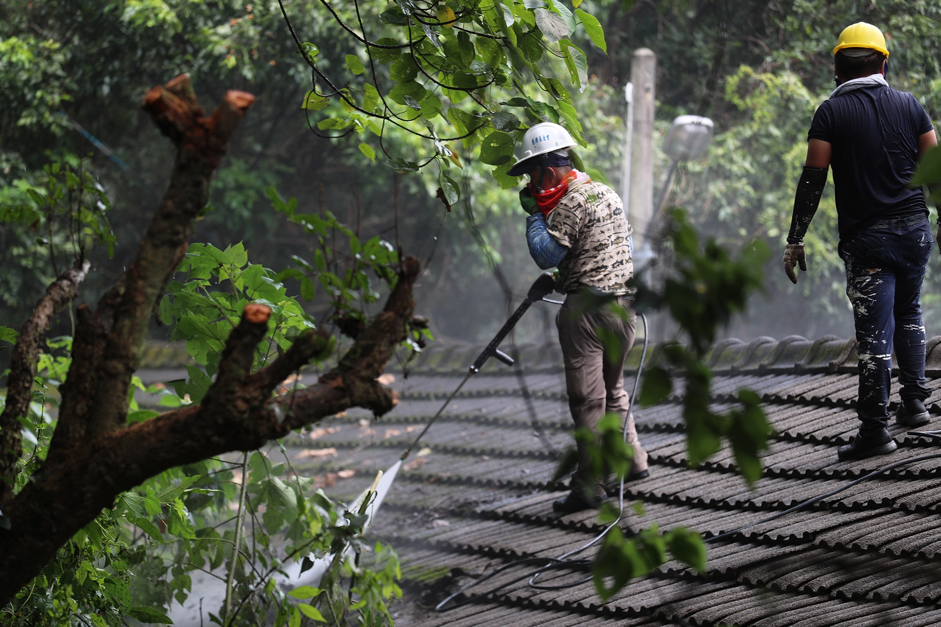 阿嬤在山上的家屋瓦布滿青苔、被樹枝打破,志工貼心地用高壓水柱清除青苔,將破損的屋瓦換新。