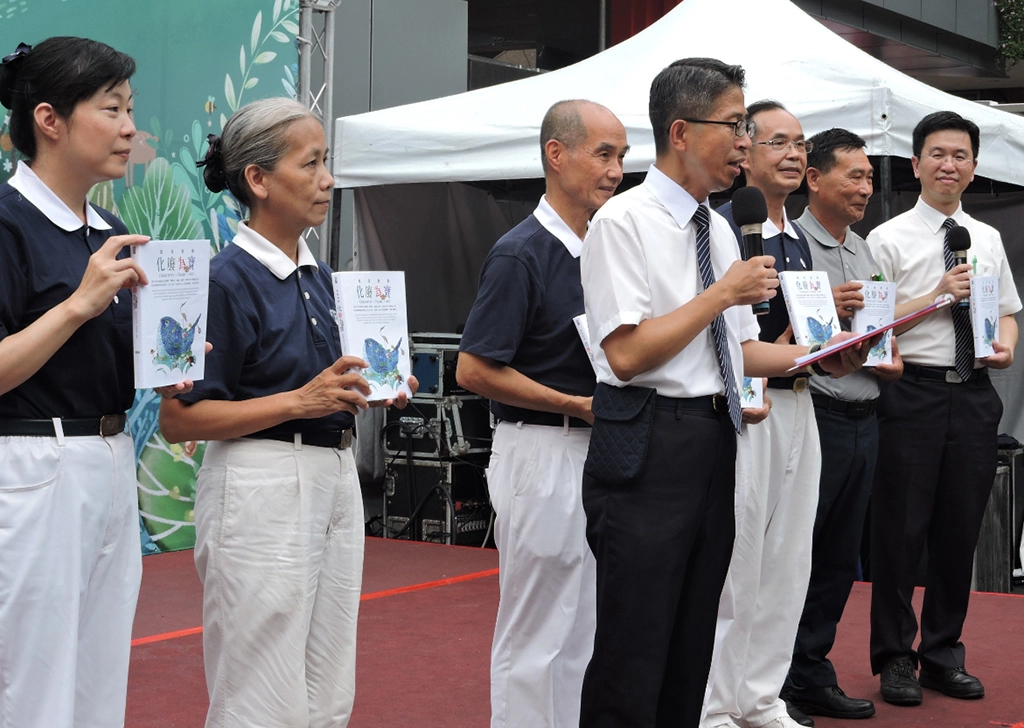 慈濟志工將環保心得經驗集結成書《化廢為寶》,與眾分享更多延續物命的故事。