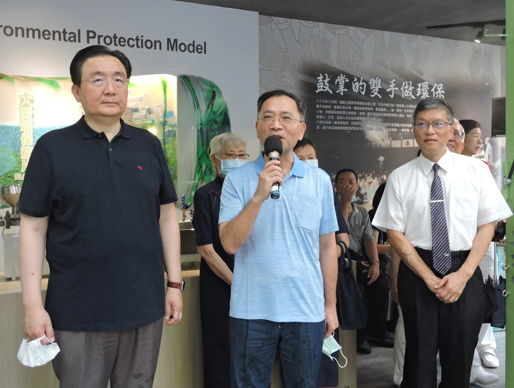 9月12日下午臺北市信義區的香堤廣場展覽場次舉辦開展儀式,臺北市政府蔡炳坤副市長(右二)、慈濟基金會劉效成副執行長(右一)等人蒞臨。