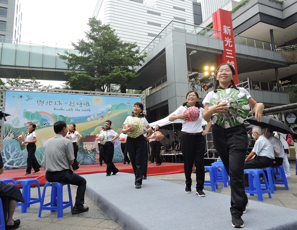 「化廢為寶」成為開展儀式中最令人眼睛為之一亮,慈濟志工將回收而來的利樂包鋁箔飲料,經巧手改造成為一頂頂繽紛遮陽帽。