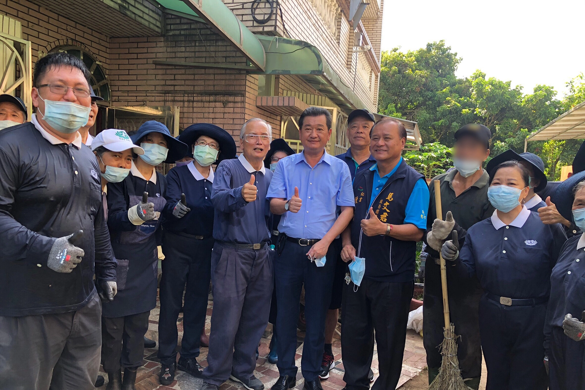 草屯鎮公所簡景賢鎮長(中)也親臨現場，他感謝慈濟在社區經常協助弱勢家庭，安穩家園美善社區，特別要清潔隊長安排回收車協助慈濟志工處理及運送垃圾。