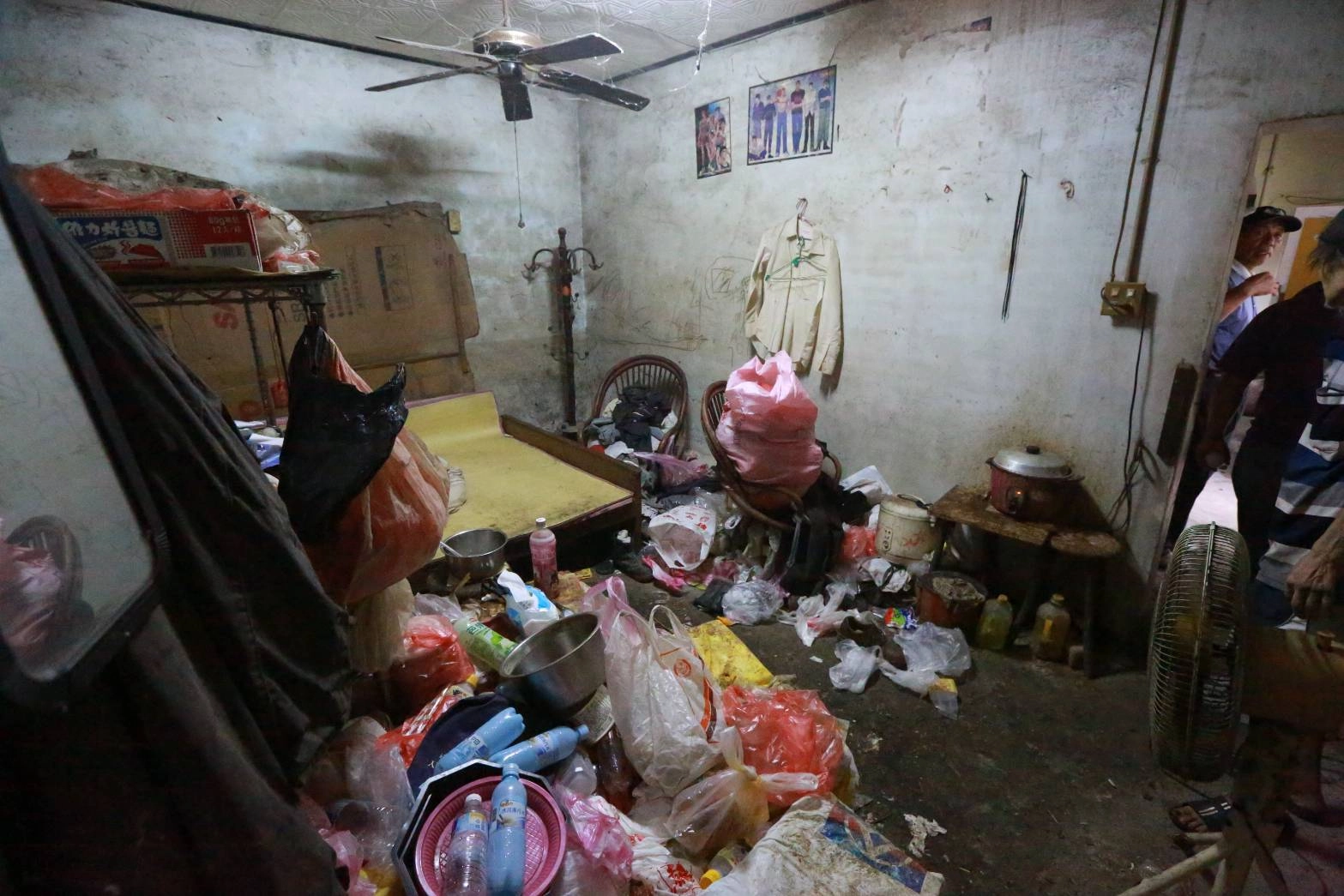 慈濟志工發現案家環境雜亂,擔心長輩居住環境。