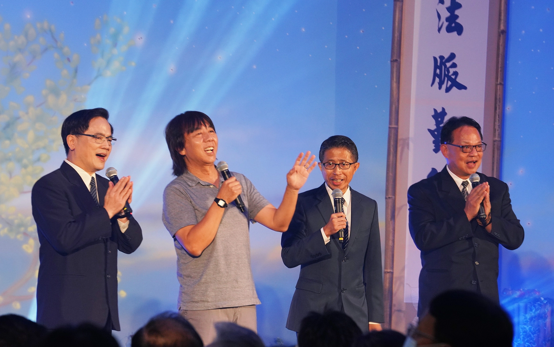 圖說:善化靜思堂9月13日歡喜熱鬧舉行「2020年大愛之友感恩音樂會」,臺南出身的花蓮慈濟醫院院長林欣榮(左)特別上台高歌一曲。