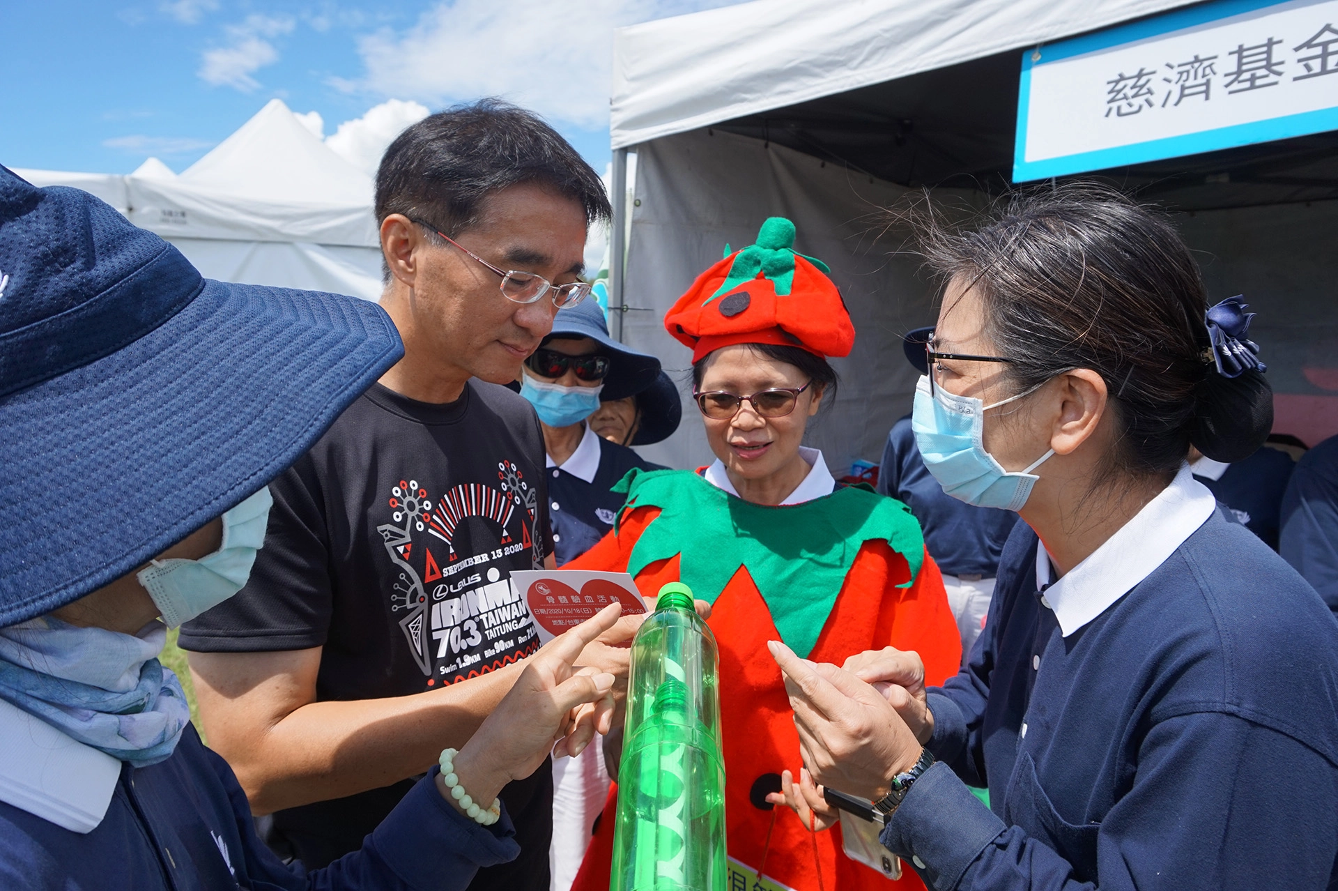 臺東縣交通及觀光發展處長余明勳,特別前往慈濟環保及蔬食宣導攤位感恩環保與蔬食宣導志工的投入。