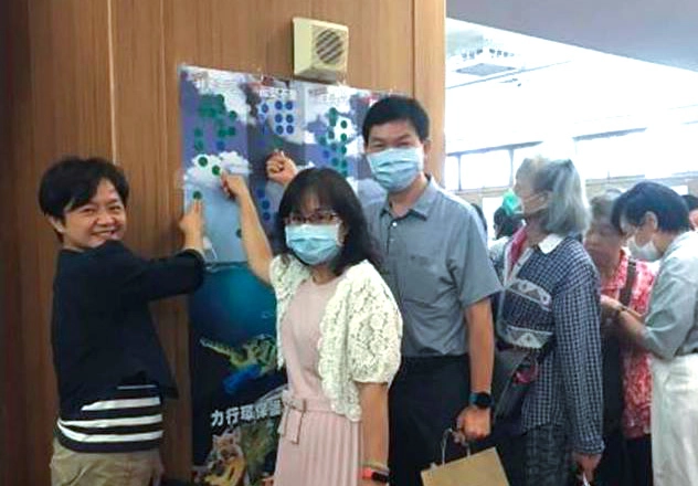 小市農市集讓大家體驗「無塑、無痕蔬食新生活」,現場排隊有一百六十多位排隊體驗 。