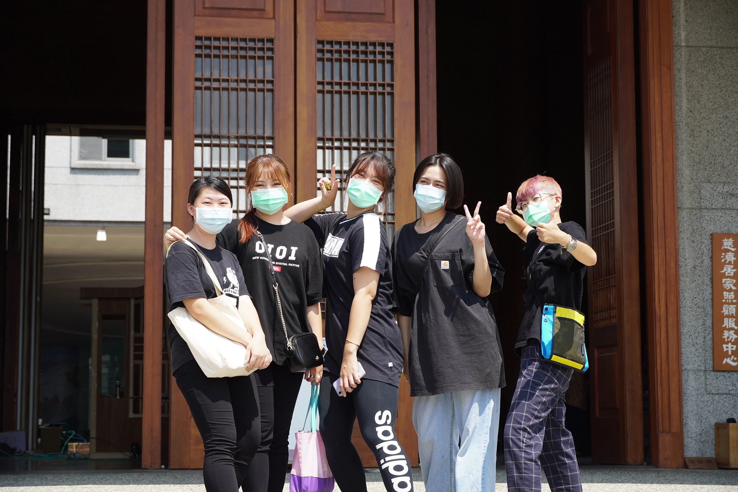 圖說:弘光科大學生組成的檢測小組,充滿細心熱情與活力。