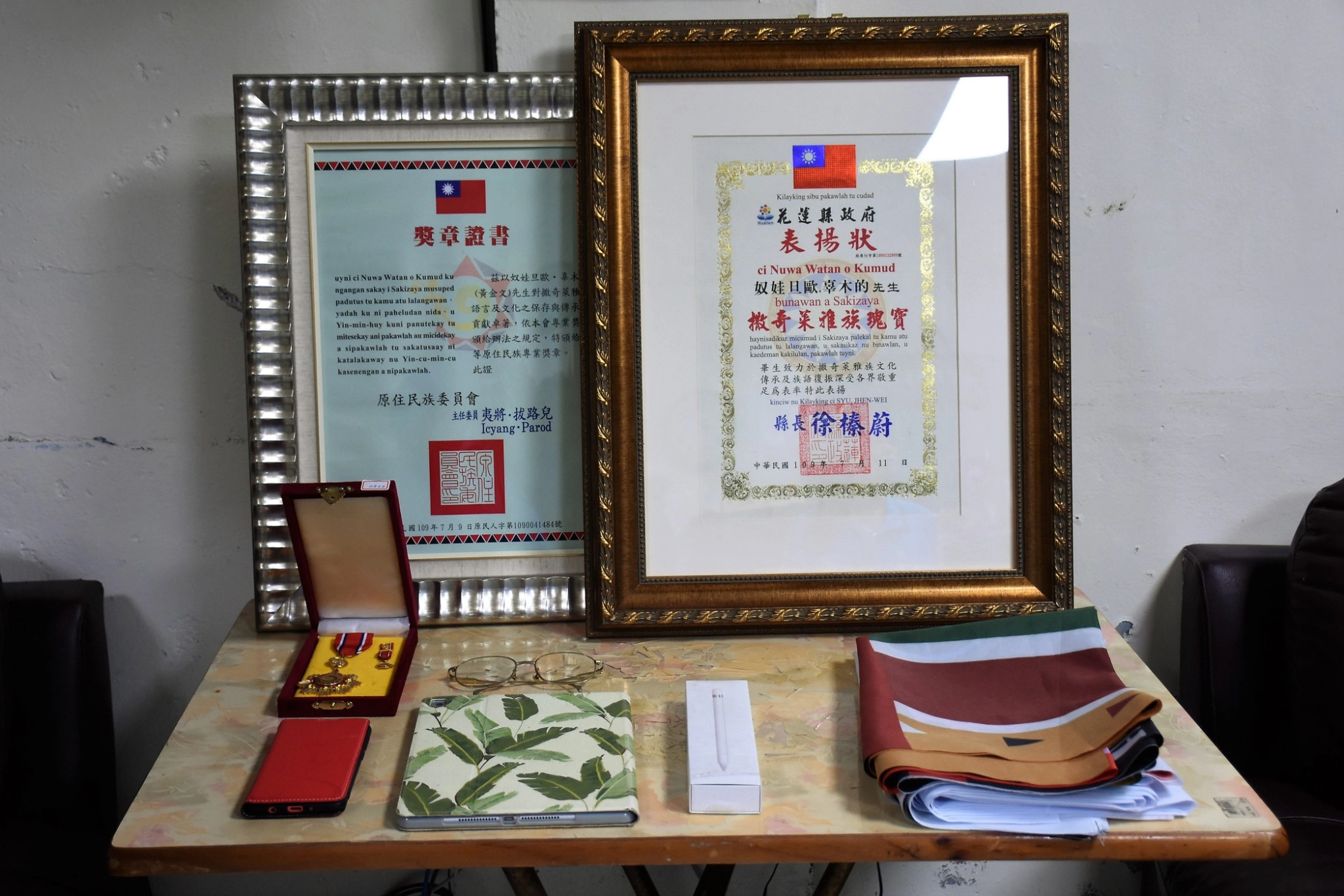 花蓮市長魏嘉賢15日訪視兩處急難救助戶,關切生活情況並發放救助金。