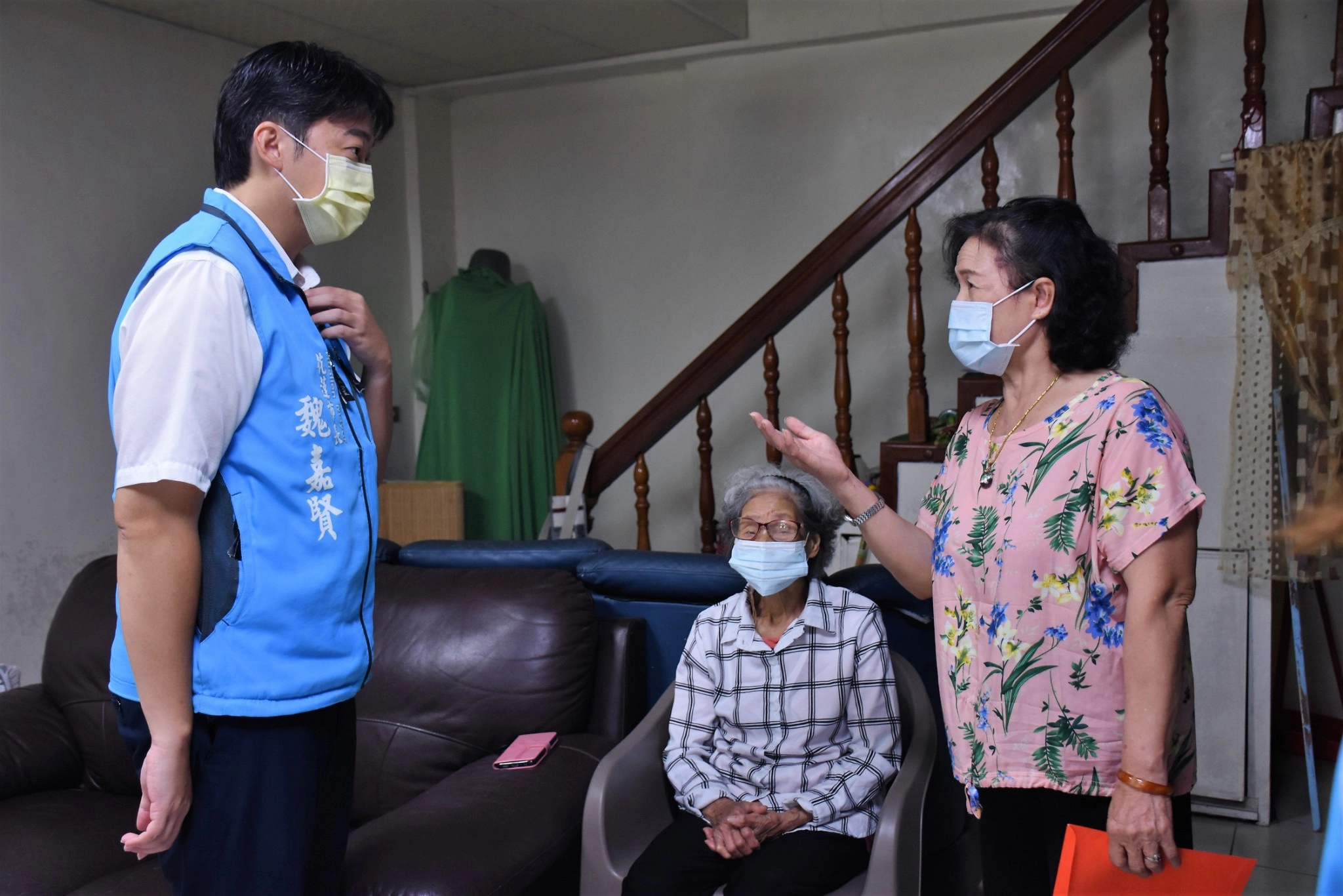 花蓮市長魏嘉賢15日訪視兩處急難救助戶,關切生活情況並發放救助金。
