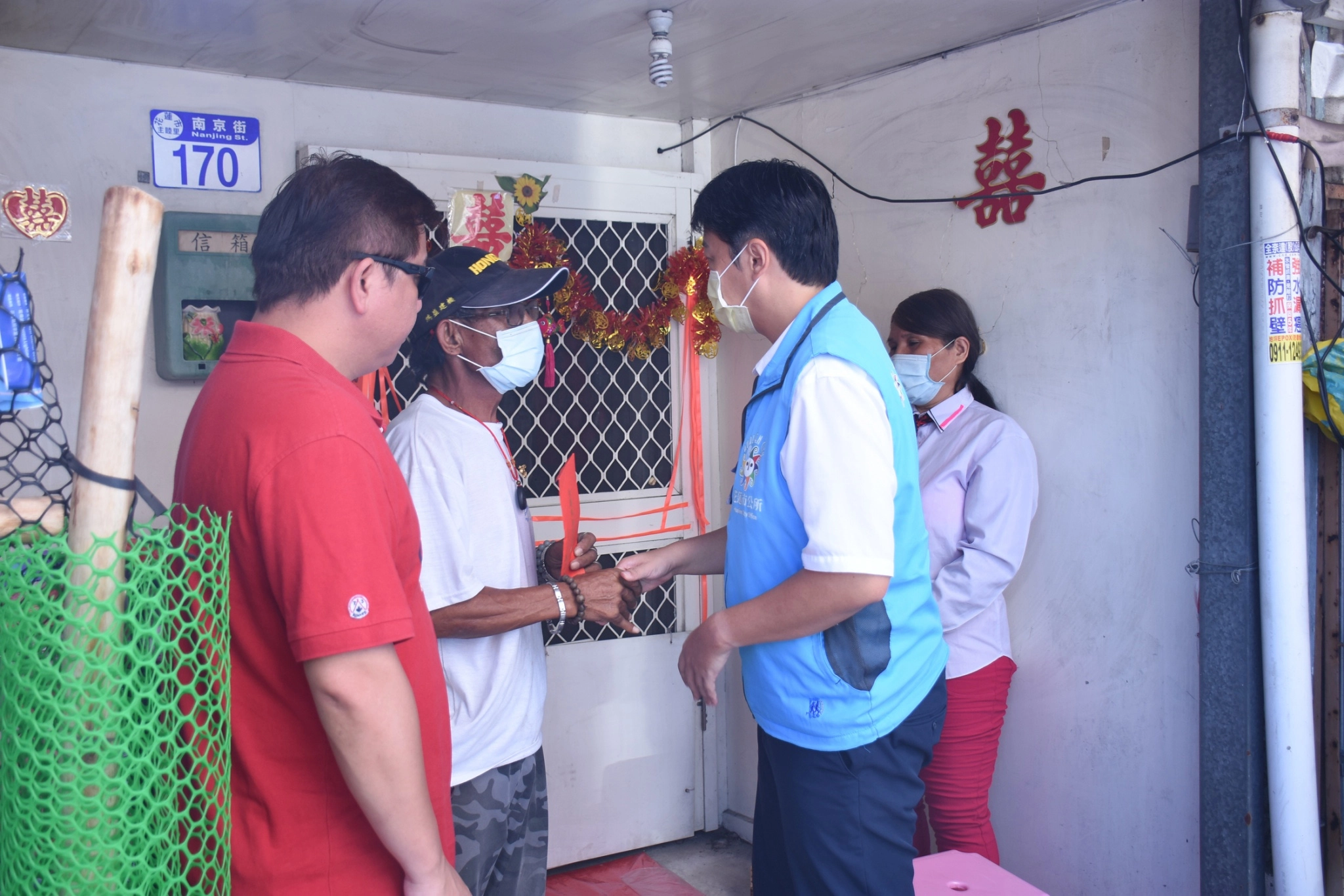 花蓮市長魏嘉賢15日訪視兩處急難救助戶,關切生活情況並發放救助金。