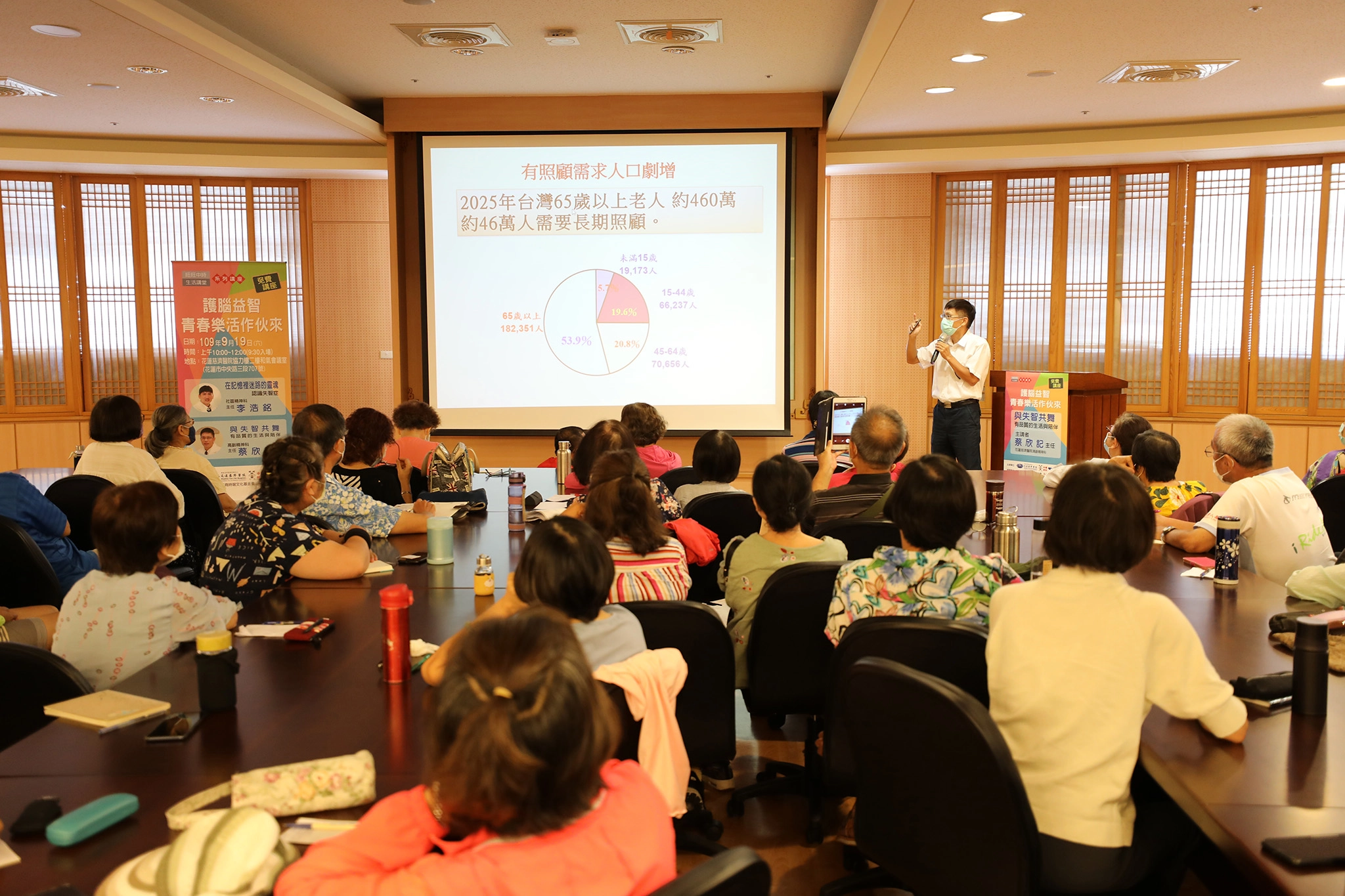 「護腦益智」健康講座獲得很多社區鄉親支持,除了有夫妻同行,也有子女陪伴父母親參加,甚至有孫女陪伴祖母參加。