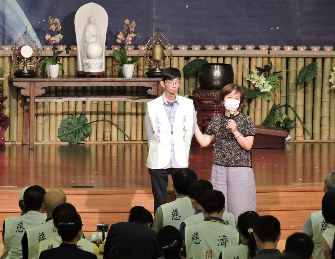 「因為愛、我存在」,造血幹細胞受贈者江翰威在媽媽陪同下一起勇敢站上舞台,大聲感謝所有應邀出席的捐贈者,同時,也以過來人的生命故事大聲疾呼年輕人踴躍加入驗血建檔行列。
