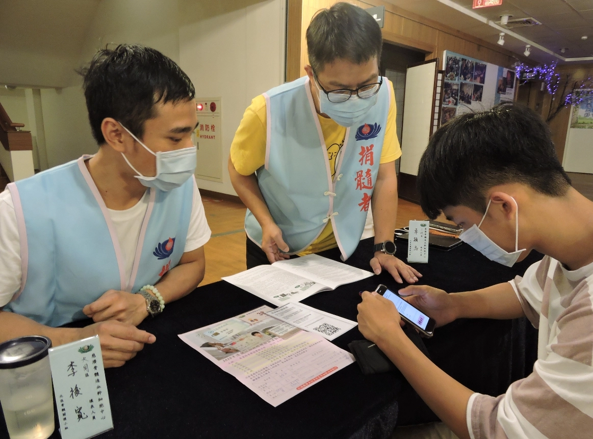 現場也進行驗血建檔宣導,多位捐贈者齊聚一堂投身志工行列,用自己真實捐贈經歷與前來參加建檔的社會大眾分享,甚至為民眾解惑對捐贈的相關疑慮。