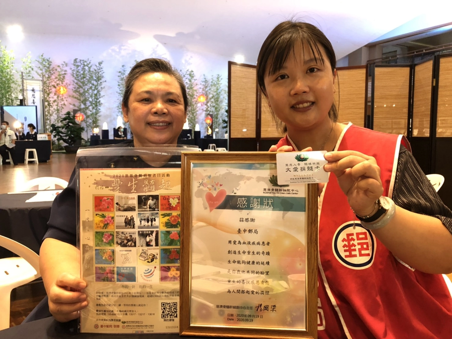 服務於臺中郵局的林子婷(右),於19日特別專送350份客製化紀念郵票,感恩骨髓幹細胞捐贈驗血大眾的愛心。