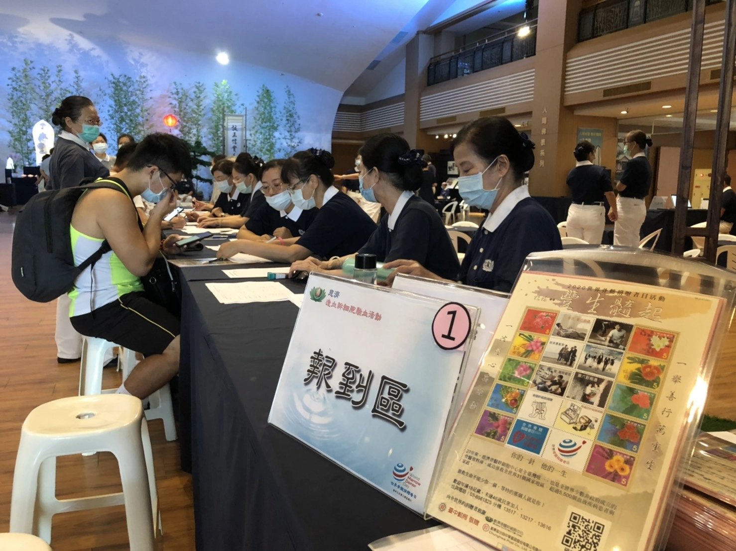 臺中靜思堂於19日舉行骨髓幹細胞驗血建檔活動,早上八點開始就有民眾排隊進行驗血建檔流程。