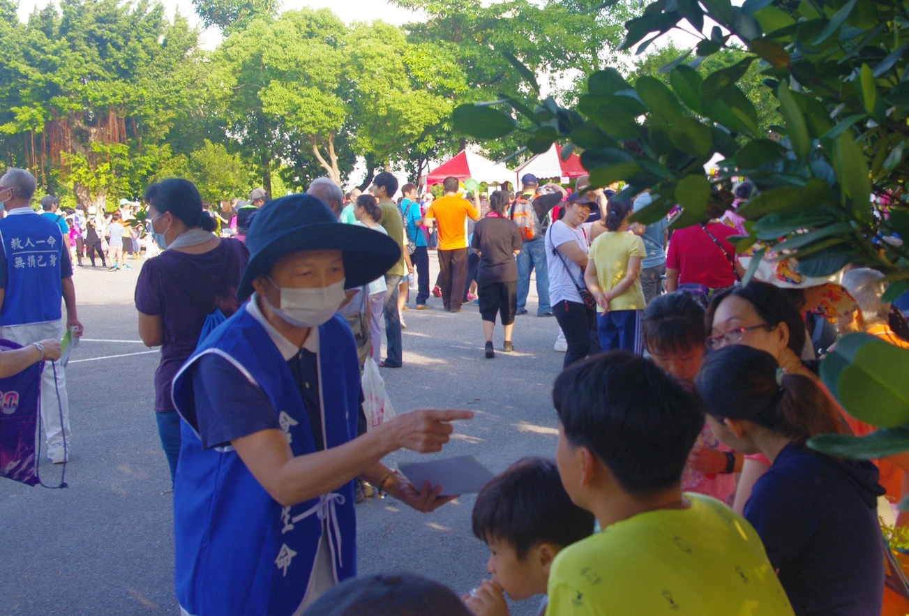 臺中港區慈濟志工把握健行活動因緣,邀約髓緣有愛有緣人。