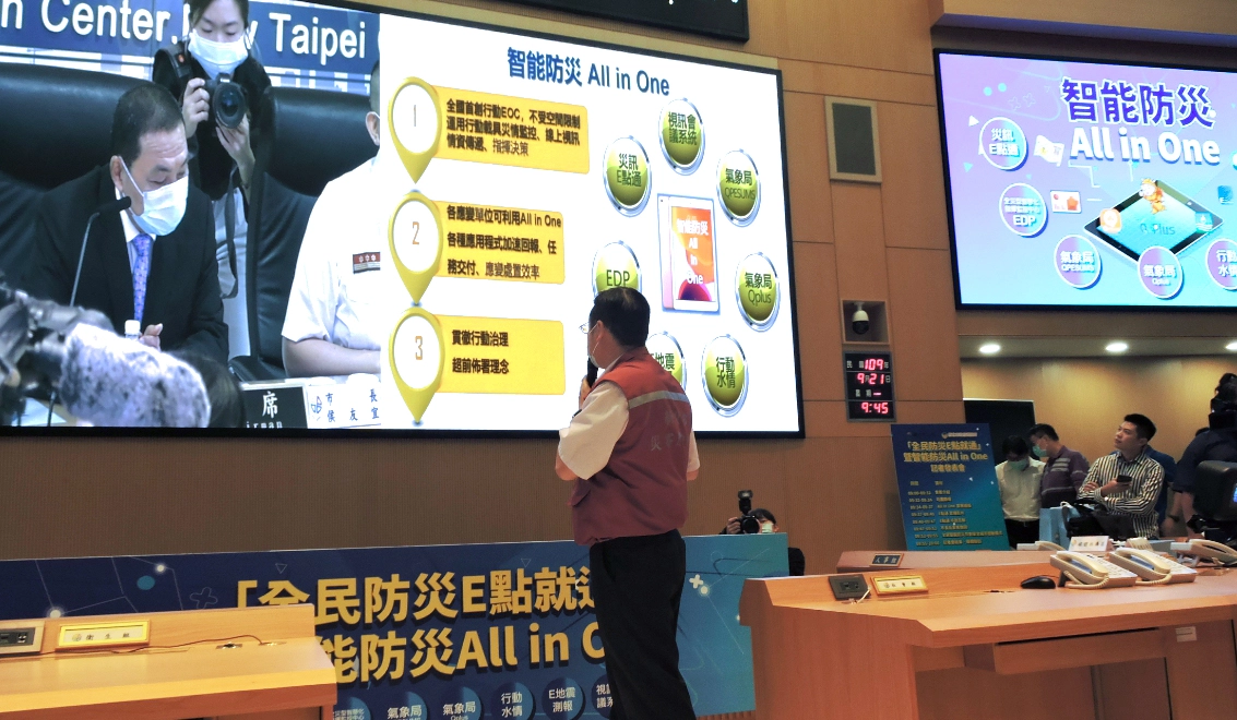 新北市長侯友宜現場透過系統,親自示範操作功能連線與民眾互動,期許應用這項系統可以達到全民智能防災,共創安全城市。