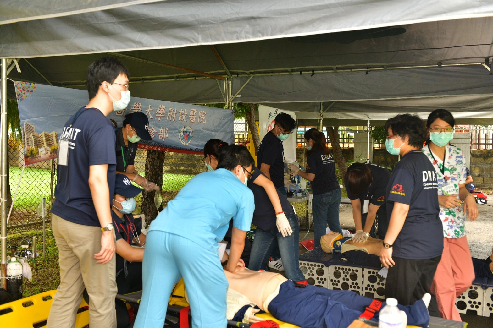 高雄國家防災日演練,圖為醫護救援人員演練搶救傷患畫面。