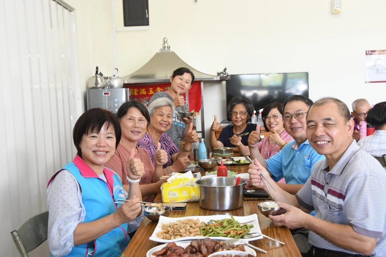 另外,游淑貞也親自陪伴長者DIY製作手工藝、運動暖身,也一起用餐,現場更有長輩拿著手操經文,以手語傳達生命故事,熱情的與鄉長分享生命點滴。