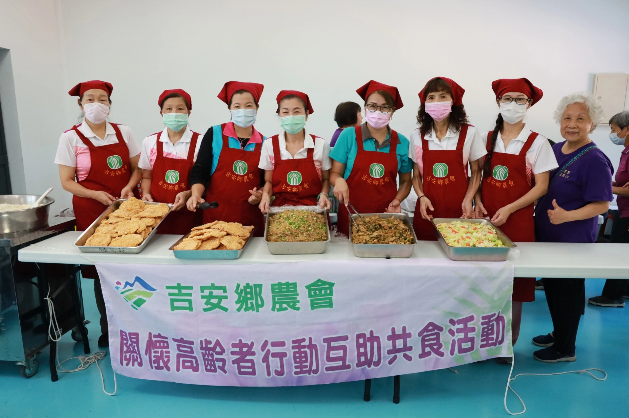 防疫期間,鄉長游淑貞、總幹事張德奇、志工們也戴上口罩為每位長者打菜、盛飯,透過志工們衛生管理的餐食料理,提供給長者品嘗美味午餐,讓老大人吃到平安與健康。